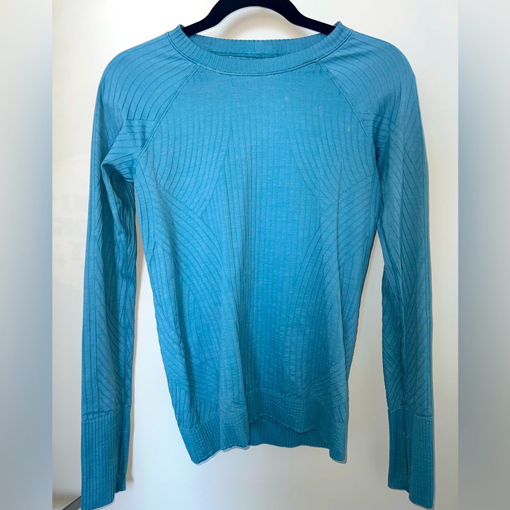 Ribbed Long Sleeved LuluLemon Top With Thumbholes